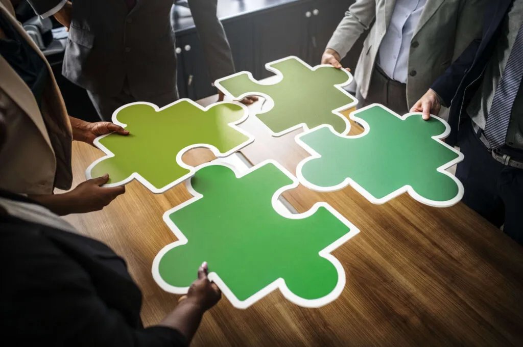 O nama 1 business people connecting puzzle